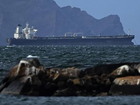 Oman körfəzində tankerlə bağlı insident baş verib