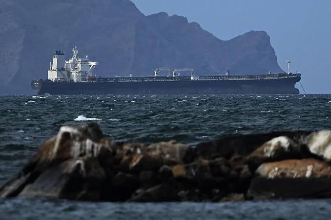 Oman körfəzində tankerlə bağlı insident baş verib