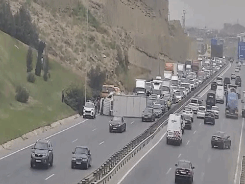 Qaradağda yük maşını aşdı