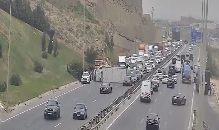 Qaradağda yük maşını aşdı