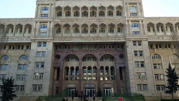Tibb Universitetində təhsil haqları aşağı salındı – Qiymətlər