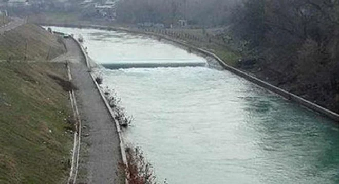 Maşın su kanalına düşdü: ölənlər var