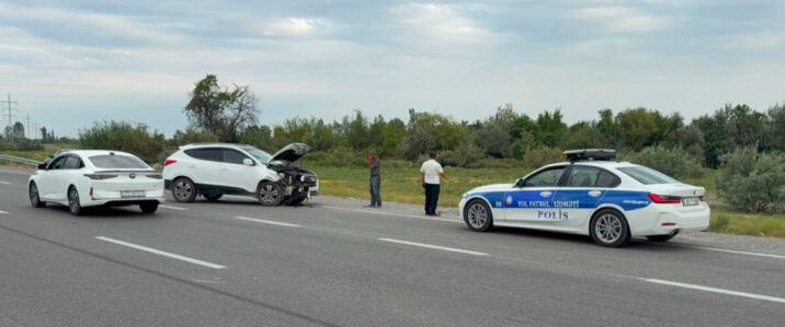 Avtomobil yol kənarında dayanan maşına çırpıldı – 6 nəfər xəsarət aldı