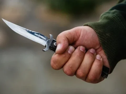 55 yaşlı dostunu küçəyə çağırıb bıçaqladı