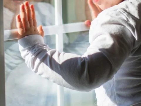 Xırdalanda körpə eyvandan yıxıldı