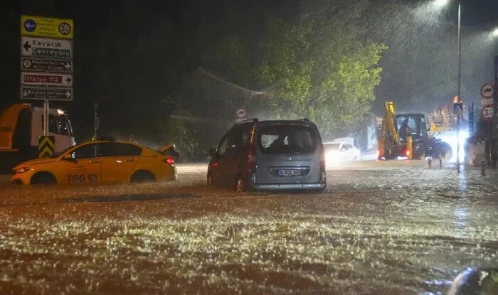 İstanbulda 41 il sonra yağış rekordu: ölənlərin sayı artdı