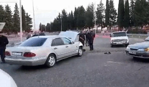 Mersedes” işıq dirəyinə çırpıldı: ölən var