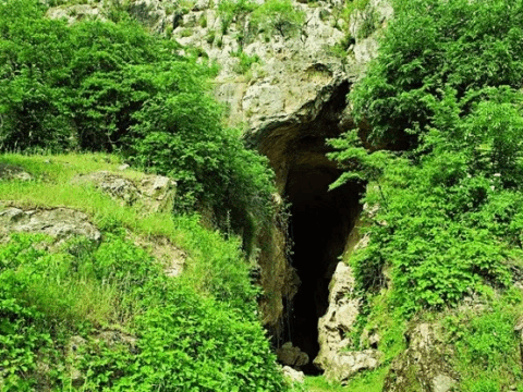 Beynəlxalq səyahətçilər Azıx mağarasında