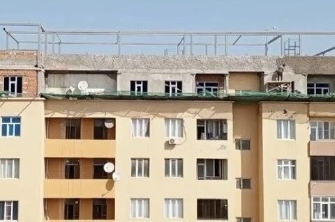 10 il əvvəl təhvil verilən binada əlavə 2 mərtəbə tikilir – Foto