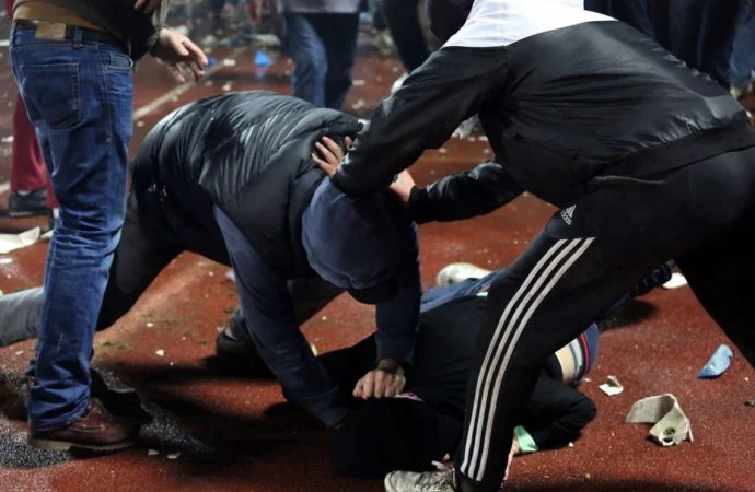 Şadlıq sarayı qarşısında dava: saxlanılanlar var