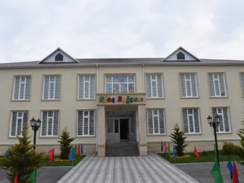 Qazi uşaq bağçasının qapı və pəncərələrini sındırdı – Səbəb
