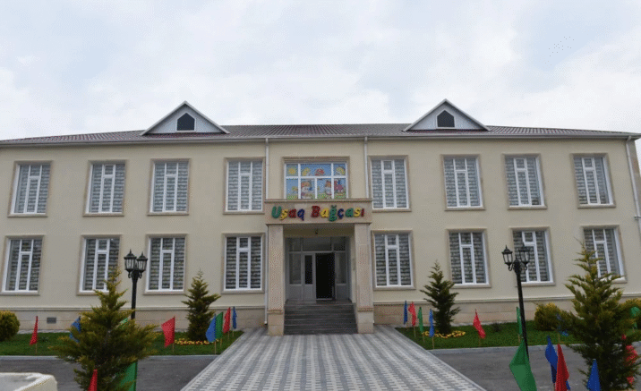 Qazi uşaq bağçasının qapı və pəncərələrini sındırdı – Səbəb