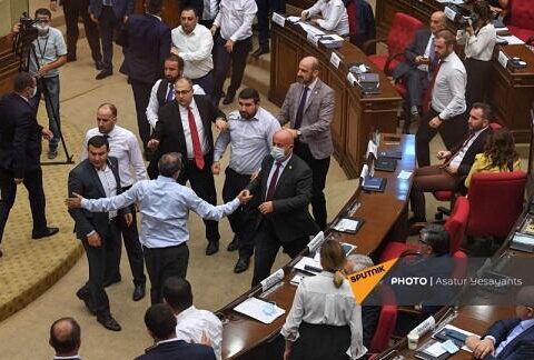 Ermənistan parlamentində əlbəyaxa dava