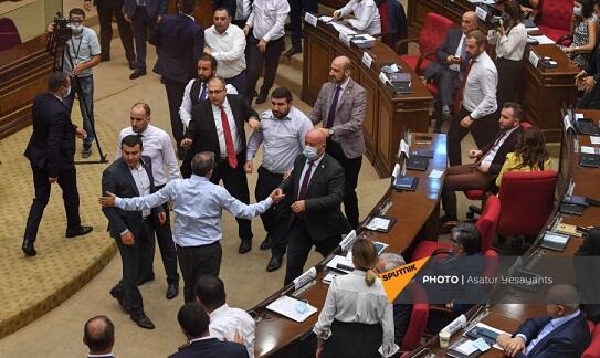 Ermənistan parlamentində əlbəyaxa dava