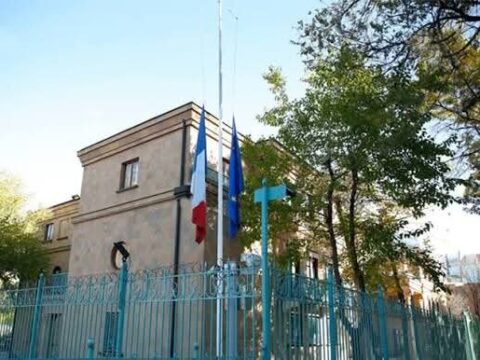 İrəvanda Fransa səfirliyinin qarşısında etiraz aksiyası: Suyumuzu xilas edin