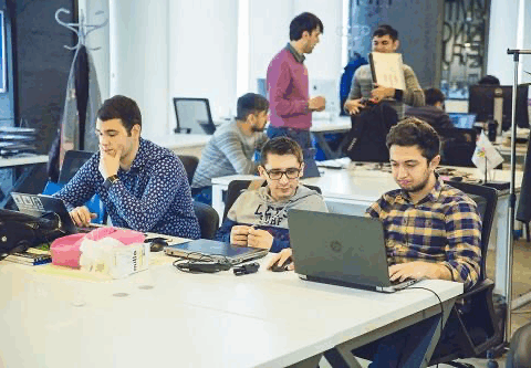 Dövlət sektorunda iş yerləri azalır: nə baş verir?