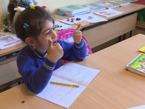 Bu məktəbin bir şagirdi və bir müəllimi var