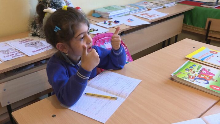 Bu məktəbin bir şagirdi və bir müəllimi var