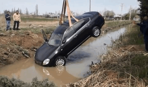 Biləsuvarda maşın kanala düşdü,  5 nəfər öldü