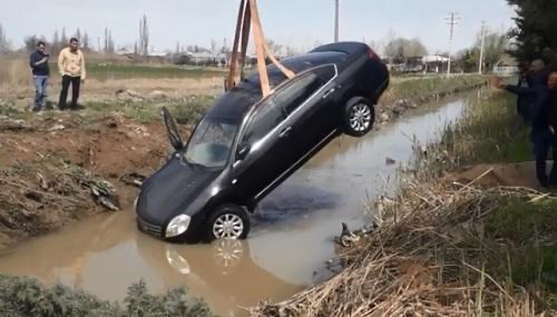 Biləsuvarda maşın kanala düşdü,  5 nəfər öldü