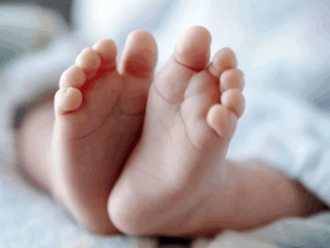 Boğazında qida qalan 2 yaşlı körpə öldü