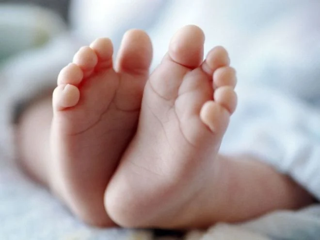 Boğazında qida qalan 2 yaşlı körpə öldü