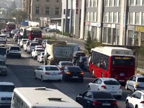 Bakının bir sıra yollarında nəqliyyat vasitələrinin hərəkəti çətinləşib