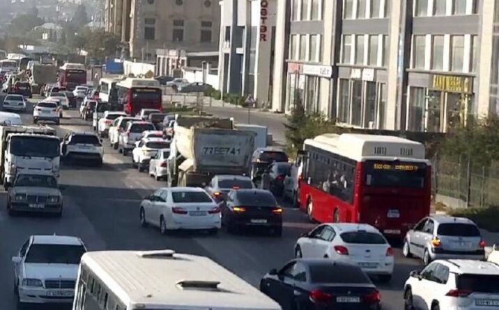 Bakının bir sıra yollarında nəqliyyat vasitələrinin hərəkəti çətinləşib Bakının bir sıra yollarında nəqliyyat vasitələrinin hərəkəti çətinləşib