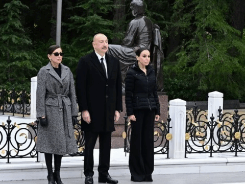 Prezident və xanımı Heydər Əliyevin məzarını ziyarət etdi