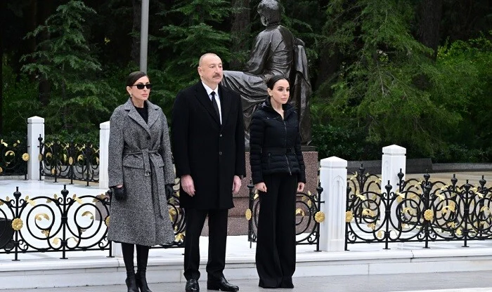 Prezident və xanımı Heydər Əliyevin məzarını ziyarət etdi
