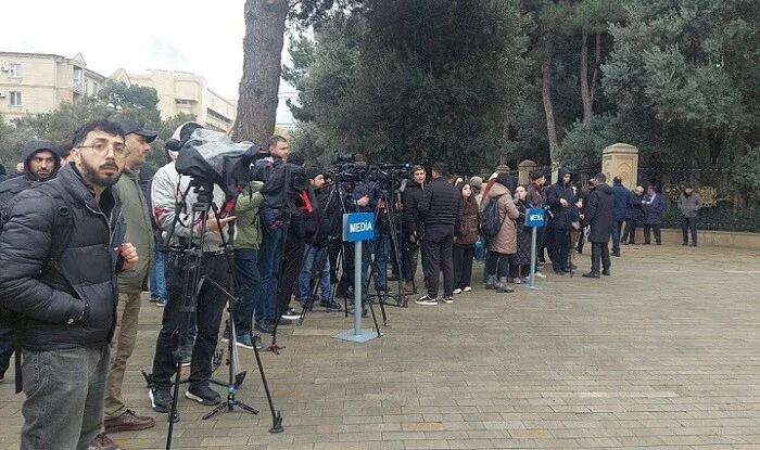 Fəxri Xiyabanda jurnalistlərə “cızıqdan çıxmaq” qadağası? – Foto