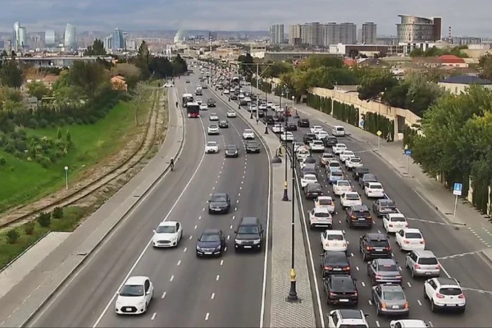 Bakıda hər gün olduğu kimi yenə tıxac var Bakıda hər gün olduğu kimi yenə tıxac var
