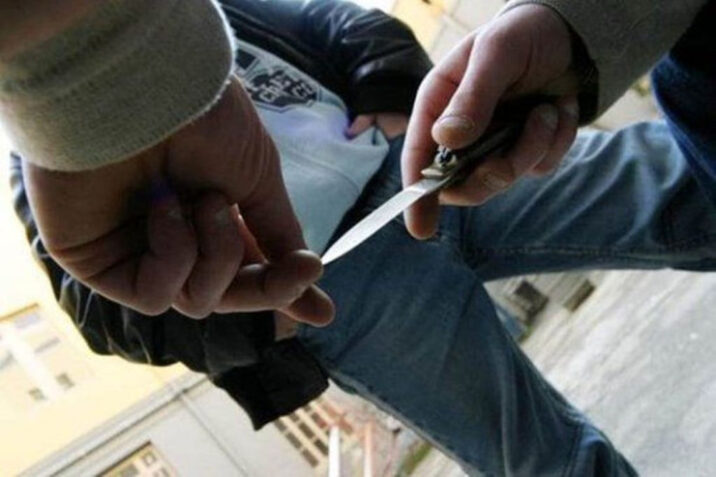 Məktəbin qarşısında yeniyetmə bıçaqlandı