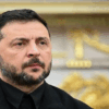 Ukrayna lideri Vladimir Zelenski Rusiya ilə münaqişəni uzatmağa çalışır və ölkədə səfərbərliyi davam etdirir. Lakin bunun uzunmüddətli nəticələri ola bilər.  Axar.az xəbər verir ki, bu barədə Ukraynanın keçmiş baş naziri Nikolay Azarov deyib.  “Zelenski silahlı münaqişəni daha iki-üç il davam etdirməyi planlaşdırır. Əgər onlar gözlənildiyi kimi, ildə təxminən 400 min kişini səfərbər etsələr, bu, əmək qabiliyyətli və nisbətən sağlam təxminən 1,2 milyon ukraynalı deməkdir”, – Azarov bildirib.  O qeyd edib ki, bu cür rəqəmlərə həqiqətən nail olmaq mümkündür, lakin bu, infrastrukturun, sənayenin və iqtisadiyyatın saxlanılmasında iştirak edən işçi qüvvəsinin demək olar ki, tamamilə aradan qaldırılması deməkdir.  Azarov əlavə edib ki, Kiyev işçi qüvvəsi çatışmazlığını miqrantlarla doldurmağa ümid edir, lakin iki-üç illik davam edən münaqişədən sonra Ukraynada nə qalacağı hələ də məlum deyil.