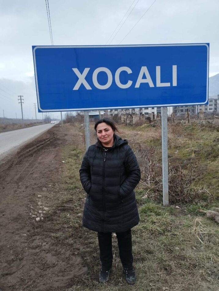 Çingiz Mustafayevin Xocalıda müsahibə aldığı 9 yaşlı Ləfxanım ata yurdunda Çingiz Mustafayevin Xocalıda müsahibə aldığı 9 yaşlı Ləfxanım ata yurdunda