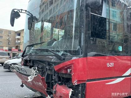 “Bakı Bus” avtobusu yük maşını ilə toqquşdu