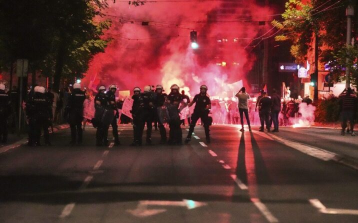 Serbiyada etirazçılar növbədənkənar seçkilər tələb edir Serbiyada etirazçılar növbədənkənar seçkilər tələb edir