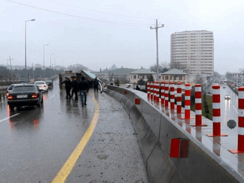 Bakıda yük maşını aşdı, yola yanacaq dağıldı – Foto