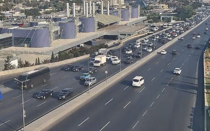 Bakının bir sıra yollarında tıxac yaranıb Bakının bir sıra yollarında tıxac yaranıb