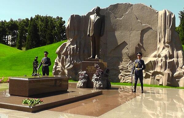 Dövlət və hökumət rəsmiləri Fəxri xiyabanı ziyarət etdi