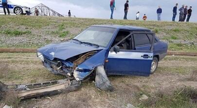 Qaxda maşın ağaca çırpıldı- Ölən var