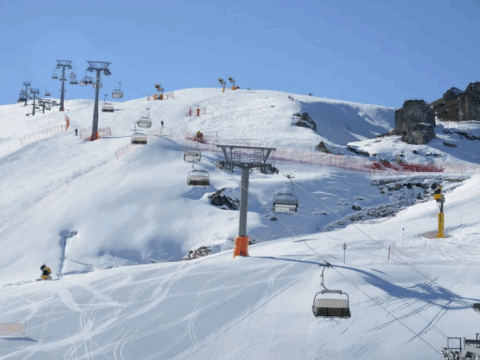 Bu əraziyə bir metrdən çox qar yağdı