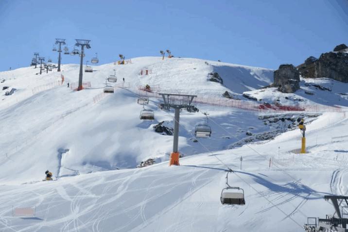 Bu əraziyə bir metrdən çox qar yağdı