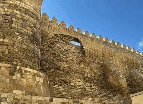 İçərişəhərdə qala divarlarının bir hissəsi aşındı