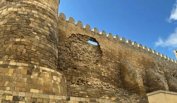 İçərişəhərdə qala divarlarının bir hissəsi aşındı