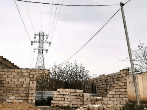 Bakıda güclü külək hasarı aşırdı, dağıntılar altında qalan kişi öldü