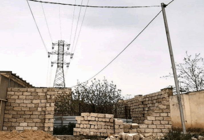 Bakıda güclü külək hasarı aşırdı, dağıntılar altında qalan kişi öldü