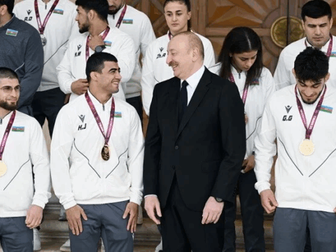 Prezident çempion olan güləşçiləri qəbul etdi – Foto