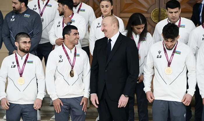 Prezident çempion olan güləşçiləri qəbul etdi – Foto