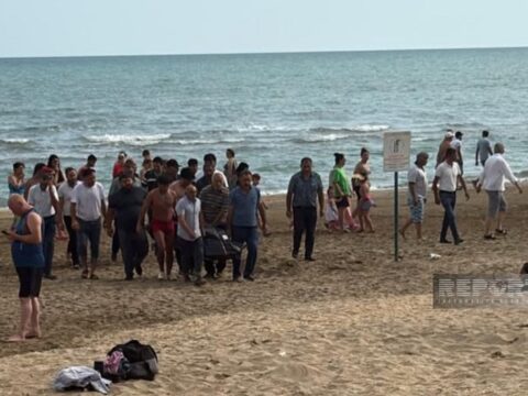 Pirşağı çimərliyində bir nəfər batıb
